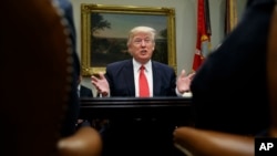 دونالد ترامپ رئیس جمهوری ایالات متحده در ملاقات با جمعی از افسران ارشد پلیس آمریکا در کاخ سفید - ۱۹ بهمن ۱۳۹۵ 