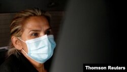 La expresidenta interina de Bolivia, Jeanine Ánez, es vista en un automóvil frente a la sede de la FELCC (Fuerza Especial de Lucha contra el Crimen) en La Paz. [Archivo]