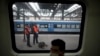 Dos policías vigilan una estación de trenes durante la cuarentena ordenada por el gobierno para contener la propagación del coronavirus, en Buenos Aires, Argentina. Viernes 24 de abril de 2020.