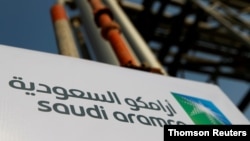 Logo Saudi Aramco terpampang di fasilitas minyak di Abqaiq. (Foto: Reuters)