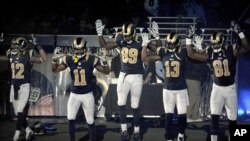 Des joueurs de Oakland Raiders entrant dans le terrain pour un match, USA le 30 novembre 2014 