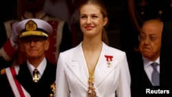 La princesa Leonor sonríe en la ceremonia de juramentación coo heredera oficial del trono de España en Madrid, el 31 de octubre de 2023.