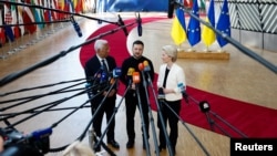 2025年3月6日烏克蘭總統澤連斯基(中)、歐洲理事會主席安東尼奧·科斯塔(左)和歐盟委員會主席烏爾蘇拉·馮德萊恩(右)在比利時布魯塞爾出席歐盟領導人特別峰會討論烏克蘭和歐洲國防問題時向媒體發表講話。