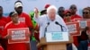 Bernie Sanders parle devant des milliers de personnes à un rassemblement à Nissan, Missouri, le 4 mars 2017.