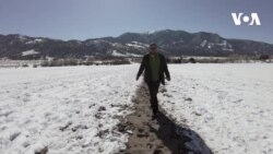 Dağlarla əhatələnmiş səhra