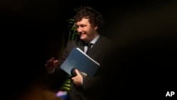 ARCHIVO: El presidente argentino Javier Milei sale del escenario después de hablar ante estudiantes de la Universidad Internacional de Florida, el jueves 11 de abril de 2024, en North Miami, Florida