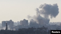 El humo se eleva sobre Gaza visto desde el sur de Israel, en medio del conflicto en curso entre Israel y el grupo palestino Hamas, el 11 de noviembre de 2023.
