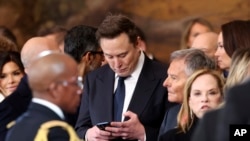 Илон Маск ќе биде лидер на советодавната група DOGE, чија задача е да изработи план за ефикасност на владините служби. Фото: Илон Маск на инаугурацијата на Доналд Трамп во Вашингтон, на 20 јануари, 2025 година