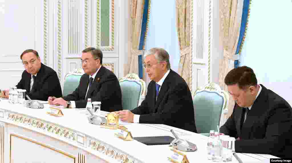 2-fevral kuni AQSh Davlat kotibi Mayk Pompeo Nur-Sultonda Qozog'iston Prezident Qosim-Jo'mart Tokayev, Tashqi ishlar vaziri Muxtor Tleuberdi bilan muloqot qildi. Pompeo Ameriika elchixonasida ham bo'ldi. Uyg'ur oilalar bilan ham uchrashdi. AQSh Qozog'iston va qo'shni davlatlarni Xitoyga biror uyg'urni topshirmaslikka chaqirmoqda.