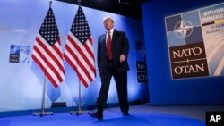 Bivši američki predsjednik Donald Tramp dolazi na konferenciju za novinare na samitu NATO-a u Briselu, 12. jul 2018. ( Foto: AP/Pablo Martinez Monsivais)