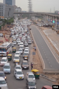 Automobile sales slowed down in December amid a cash crunch in the country. (A. Pasricha/VOA)