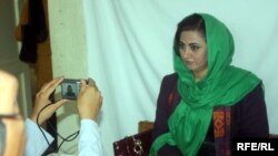 Afg'on ayoli saylovda qatnashish uchun ro'yxatdan o'tmoqda. Kobul, 3-oktabr 2013. 