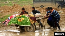 Những người thân trong gia đình của một nạn nhân bị giết hại trong một đợt không kích của Liên quân tại Mosul, Iraq.