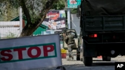 An Indian army soldier arrives at the army base which was attacked by suspected rebels in the town of Uri, west of Srinagar, Indian-controlled Kashmir, Sept. 18, 2016.