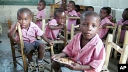 To encourage school attendance and ensure healthy minds and bodies, WFP supplies a nutritious daily lunch to more than 400,000 pupils in 850 primary schools