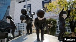 2020年4月，日本政府曾因新冠病毒蔓延宣布东京进入紧急状态。图为东京街头塑像被戴上口罩。（2020年4月8日）