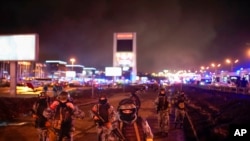 Росгвардія охороняє територію біля Crocus City Hall на околицях Москви 22 березня 2024 р. (Alexander Avilov/Moscow News Agency via AP)