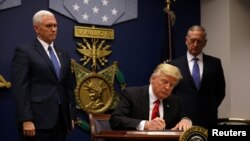 Donald Tramp 2017-yilda yettita musulmon davlatdan fuqarolarni AQShga kiritmaslilk haqida farmon imzolagan edi. 