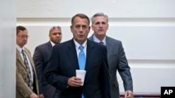 Republikanski lider, Džon Bejner odlazi na sastanak sa svojom poslaničkom grupom u Predstavničkom domu, 16. oktobar 2013.