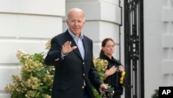 Presiden AS Joe Biden tampak keluar meninggalkan Gedung Putih untuk menuju Delaware, hari Minggu (7/8). 