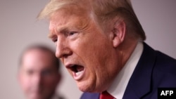 Presiden Donald Trump menjawab pertanyaan di ruang rapat pers dengan anggota Satuan Tugas Virus Corona di Gedung Putih, 3 April 2020. (Foto: AFP)