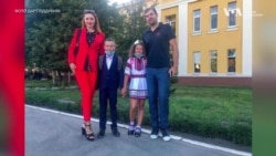 Українка вдягає американців у футболки з українською символікою. Відео