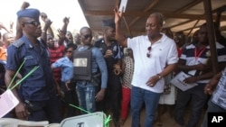 Ghana Incumbent President, John Dramani Mahama candidate of the National Democratic Congress, holds up his ballot, during the Presidential and parliamentary election, in Bole Ghana, Wednesday, Dec. 7, 2016.