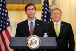 El secretario de Defensa de EE.UU., Mark Esper, habla junto al secretario de Estado de Estados Unidos, Mike Pompeo, durante una conferencia de prensa para anunciar el restablecimiento de las sanciones contra Irán, el 21 de septiembre de 2021.