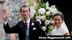 Pippa Middleton dan James Matthews tersenyum setelah pernikahan mereka di Geraja St. Markus di Englefield, Inggris hari Sabtu 20 Mei 2017 (foto: AP Photo/Kirsty Wigglesworth, Pool)