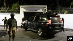 La policía intenta irrumpir en la embajada de México en Quito, Ecuador, el 5 de abril de 2024, luego de que México concediera asilo al exvicepresidente ecuatoriano Jorge Glas, que había buscado refugio allí. 