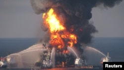 Para petugas berupaya memadamkan kebakaran di anjungan minyak lepas pantai Deepwater Horizon, Louisiana, 21 April 2010 (Foto: dok). Perusahaan Transocean Deepwater akan membayar denda sebesar $1,4 miliar atas musibah ini.