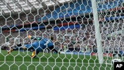 نویر، دروازه بان آلمانی از مهار ضربۀ توپ مهاجم مکسیکویی عاجز ماند.