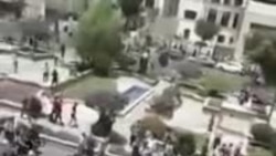 معترضان، نمایندگان مجلس شورای اسلامی را «بی‌غیرت» و «بی‌کفایت» خطاب کردند