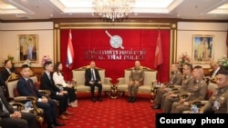 ထိုင်း-မြန်မာနယ်စပ် ကျားဖြန့်ငွေလိမ်ဂိုဏ်းတွေမှာ အဓမ္မအလုပ်စေခိုင်းခံနေရသူတွေအရေး ဖြေရှင်းဖို့ရောက်လာတဲ့ ဟောင်ကောင်ကိုယ်စားလှယ်အဖွဲ့ကို ထိုင်းရဲချုပ် ထပ်ချိုင်း ပတ်ထနီလာဘတ် က လက်ခံတွေ့ဆုံစဥ်။ (ဇန်နဝါရီ ၁၅၊ ၂၀၂၅/ဓာတ်ပုံ-ထိုင်းရဲတပ်ဖွဲ့)