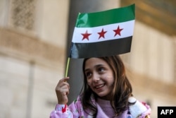 ہجوم میں شامل ایک شامی بچی ، فوٹو اے ایف پی 13 دسمبر 2024