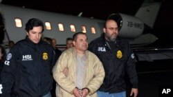 Pihak berwenang mengawal Joaquin "El Chapo" Guzman (tengah), setibanya di bandara Long Island MacArthur, Ronkonkoma, N.Y., 19 Januari 2017. (U.S. law enforcement via AP).