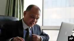 Chinese lawyer Yu Wensheng checks on his lawsuits at his office in Beijing, Feb. 24, 2107. A group of Chinese lawyers is suing the governments of Beijing and its surrounding areas for not doing enough to get rid of the smog.