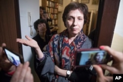 Opposition journalist Zoya Svetova speaks to the media at the entrance of her apartment after a search of her flat in Moscow, Russia, Feb. 28, 2017.