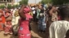 Les fonctionnaires tchadiens revendiquant leurs salaires coupés dans la rue de N'Djamena, le 30 mai 2018. (VOA/André Kodmadjingar) 