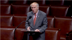 លោក Steve Chabot សមាជិករដ្ឋសភា​សហរដ្ឋអាមេរិក​ ប្រចាំរដ្ឋ Ohio សង្កាត់លេខ​១ នៃគណបក្ស​សាធារណរដ្ឋ​ឡើងថ្លែងការពារ​ច្បាប់ស្តីពី​ប្រជាធិបតេយ្យ​កម្ពុជា​នៅក្នុង​សម័យប្រជុំរដ្ឋសភា​ពេញអង្គ​កាលពីថ្ងៃទី២៨ ខែកញ្ញា ឆ្នាំ​២០២១។ (រូប​ថត​ពី​ការ​ផ្សាយ​កិច្ច​ប្រជុំ​រដ្ឋសភា)