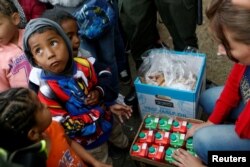 Dete iz Venecuele čeka hranu u redu za migrante u improvizovanom kampu blizu Bogote u Kolumbiji, 5. septembra 2018.