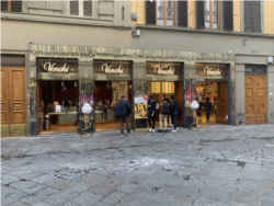 Visitors buying ice cream in Florence. (Sabina Castelfranco/VOA)