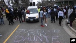 Protest u predgrađu Brooklyn Center u Mineapolisu, 11. aprila 2021. (Foto: AP/Christian Monterrosa)