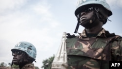 Des soldats tanzaniens de la Minusca patrouillent la ville de Gamboula, menacée par le groupe Siriri, en Centrafrique le 6 juillet 2018.
