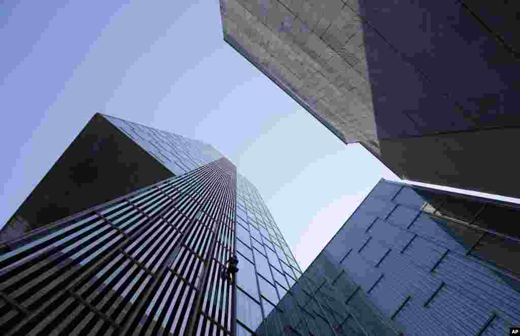 Spiderman Perancis, Alain Robert, memanjat gedung Melia Barcelona Sky Hotel setinggi 120-meter di kota Barcelona, Spanyol.