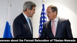 Menlu AS John Kerry (kiri) dan Menlu Rusia Sergey Lavrov (foto: ilustrasi). Ketegangan AS-Rusia diduga melatarbelakangi pemecatan Kendrick White dari Nizhny Novgorod State University.