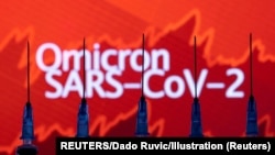 Prvi slučajevi omikrona u Britaniji su zabeleženi 27. novembra. Država je uvela restriktivnije mere – ukazavši da bi omikron soj mogao ugroziti imunološku odbranu građana koji su primili dve doze vakcine protiv kovida. (Foto: REUTERS/Dado Ruvic)