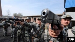 Binh sĩ Trung Quốc tập bắn tại một cơ sở huấn luyện bí mật ở tỉnh Hà Nam