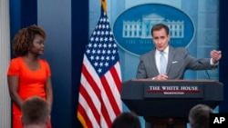 资料图：白宫发言人卡琳·让-皮埃尔和白宫国家安全沟通顾问约翰·科比在白宫记者会上。(2024年4月2日)