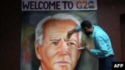 Indian artist Jagjot Singh Rubal gives final touches to an oil painting of US President Joe Biden, at his workshop in Amritsar on September 5, 2023, ahead of the two-day G20 summit in New Delhi. (Photo by Narinder NANU / AFP)